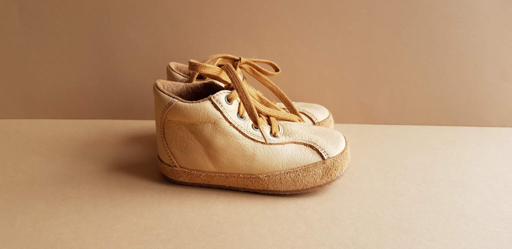 Vintage style laced barefoot cream leather kids shoes for narrow and standard feet