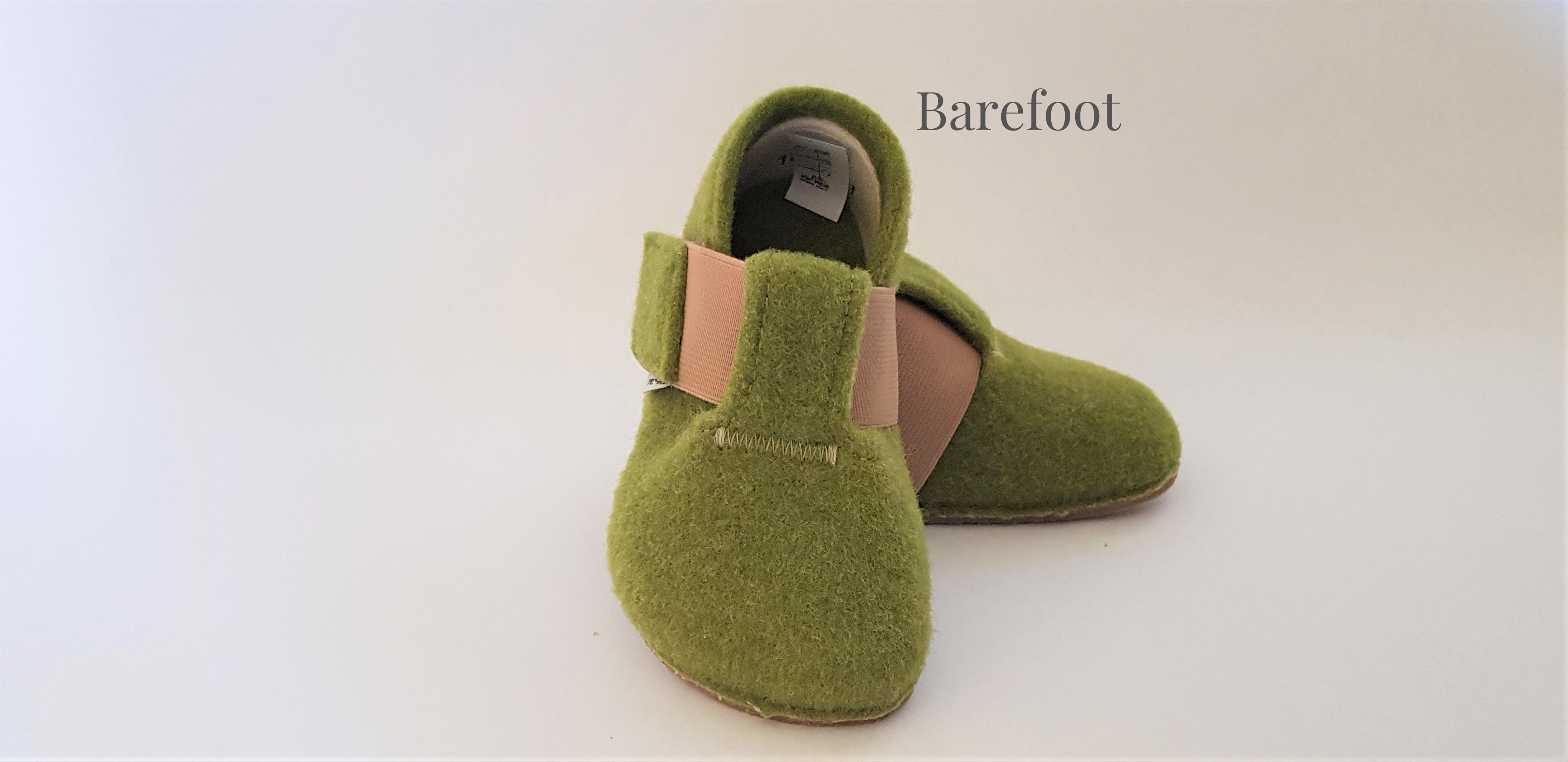 Moss Green warm barefoot slippers for children made from recycled polyester with hook-and-loop fastening and anatomically shaped toe box